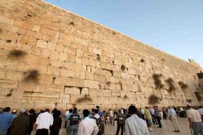 Muro Occidental El muro occidental o “Lamentaciones”, también conocido como HaKotel en hebreo, es uno de los lugares que hay que ver en cualquier visita a Jerusalén.