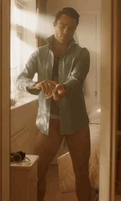 Mystery bottle: what perfume is this guy spraying? (Page 1) — General  Perfume Talk — Fragrantica Club
