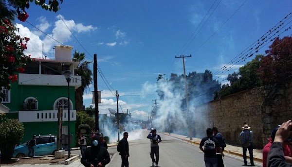 Gendarmería de EPN golpea brutalmente a maestros mientras les gritan “pinches perros”; luego entran a casas violentamente Gendarmería de EPN golpea brutalmente a maestros mientras les gritan “pinches perros”; luego entran a casas violentamente