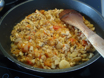 Sofrito de cebolla, setas, conejo y tomate