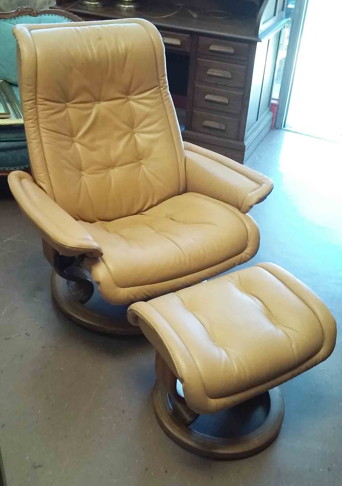 UHURU FURNITURE & COLLECTIBLES SOLD Ekornes Stressless Recliner w