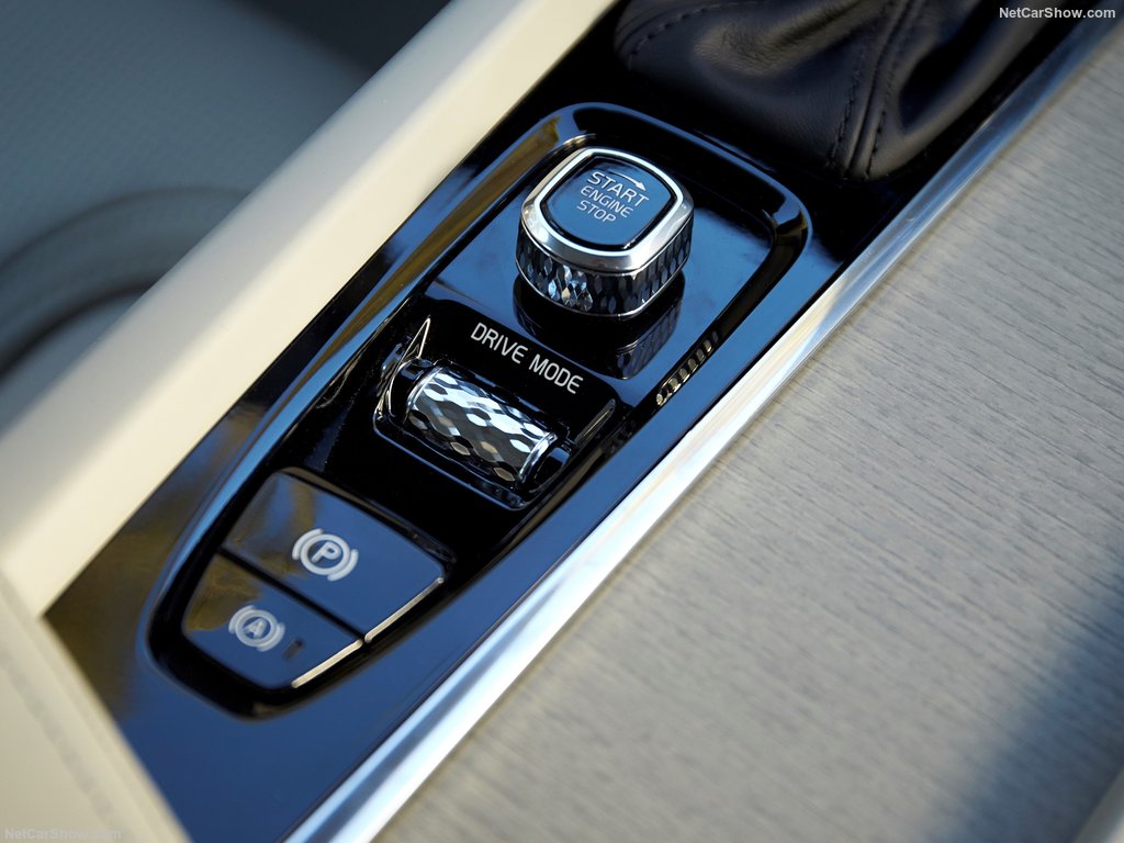 GIÁ XE VOLVO XC60 SUV 5 CHỖ