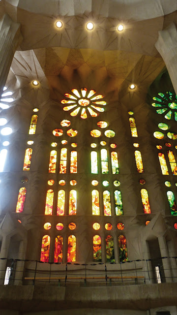 Située sur le littoral méditerranéen, Barcelone est traversée par les fleuves Llobregat et Besòs et bordée à l'ouest par la Serra de Collserola qui culmine à 512 mètres (sommet : Tibidabo). Elle est considérée comme ville mondiale en raison de son importance dans les domaines de la finance, du commerce international, de l'édition, des arts, du divertissement et des médias. Barcelone est donc un centre économique majeur qui jouit de surcroît d'un des principaux ports méditerranéens et du deuxième aéroport espagnol derrière celui de Madrid-Barajas. Elle est aussi la ville qui possède le plus grand parc métropolitain du monde, le parc Collserola, devant Central Park à New York.