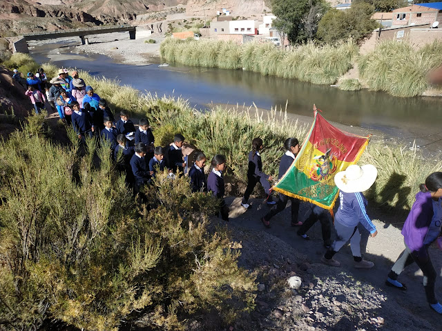 Bei der Via Crucis am Karfreitag. Wir machten Halt an 14 teilweise wunderschön geschmückten Altären.