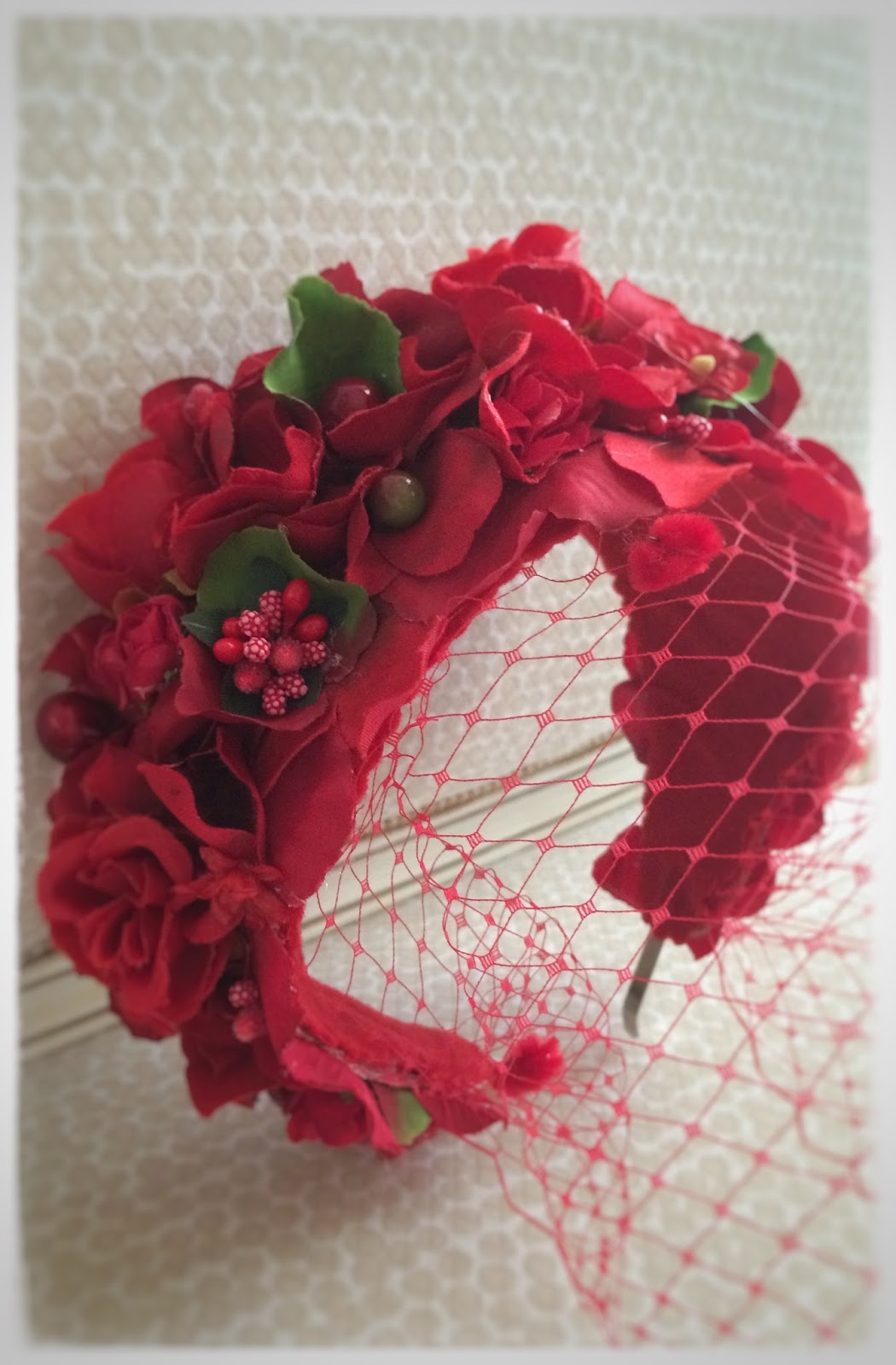 Vistiendo a Teté DIADEMA DE FLORES ROJA CON VELO Vistiendo a Teté DIADEMA DE FLORES ROJA CON VELO