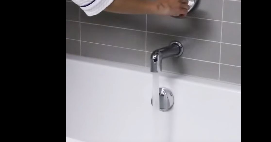 DIY TwoIngredient Bathroom Cleaning Spray Handy DIY