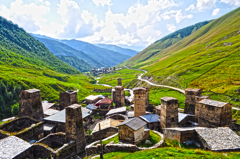 Rumah-rumah menara pertahanan Svaneti di Ushguli