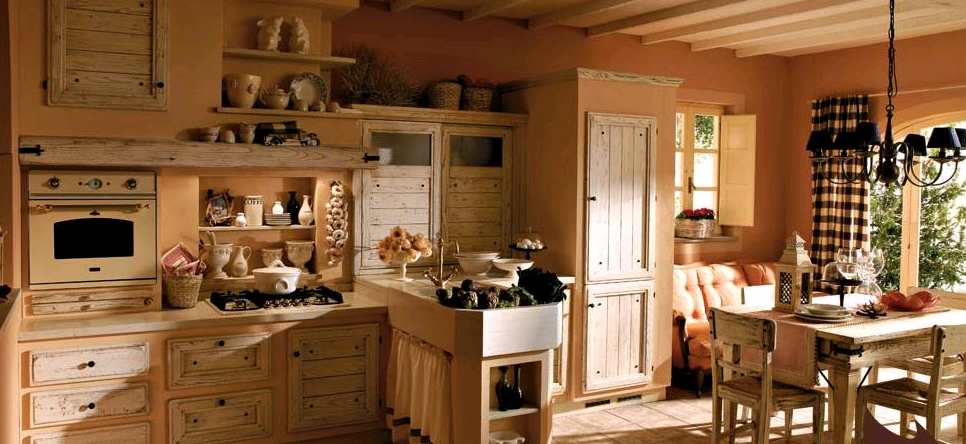 La parete color Oak Buff valorizza la cucina in stile shabby