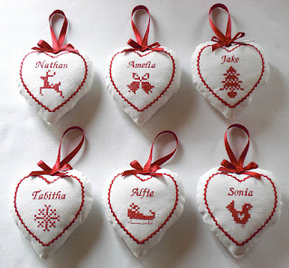 mini cross stitch on heards mini hafty na sercach