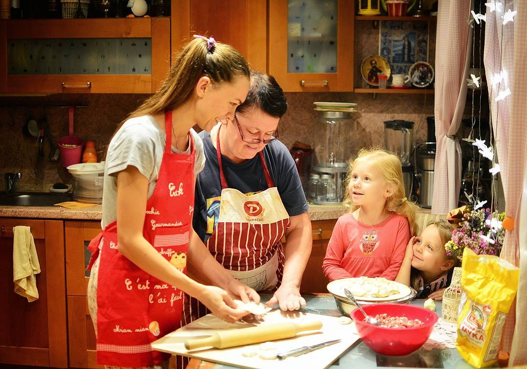 пикник на природе. тихий семейный. семья за столом. семья в загородном доме. семья и быт.