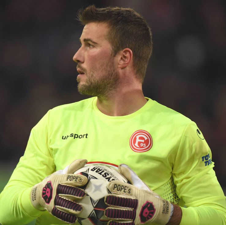 "Pope's Gloves" Here Is Which Goalkeeper Gloves Schalke's Nübel