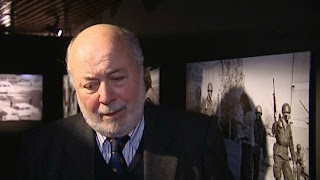 LE 12 JANVIER 1998, LE JUGE CHILIEN JUAN GUZMAN EST DÉSIGNÉ POUR INSTRUIRE LES PREMIÈRES PLAINTES PÉNALES CONTRE L’ANCIEN DICTATEUR AUGUSTO PINOCHET. AU MOMENT DU COUP D’ÉTAT DE 1973, LE MAGISTRAT ÉTAIT LUI-MÊME UN OPPOSANT À SALVADOR ALLENDE. LA DICTATURE EXERCÉE PAR LE GÉNÉRAL PINOCHET JUSQU'EN 1987 AURAIT FAIT PLUS DE 3200 MORTS ET « DISPARUS» , ET AURAIT TORTURÉ PRÈS DE 38.000 PERSONNES. C'EST TOUT CE QUE LE JUGE GUZMAN A DÉCOUVERT AU FIL DE SON ENQUÊTE. IL L'AVOUE ENCORE AUJOURD'HUI: « NOUS NE SAVIONS PAS QUE LES CRIMES ÉTAIENT SYSTÉMATIQUES ET C'ÉTAIT UN PROGRAMME D'ETAT» .