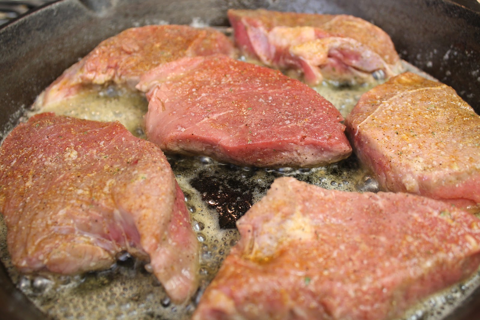 Вкусно приготовить свинину на сковороде кусочками сочную. Жареное мясо. Кусочек жареного мяса. Мясо на сковороде. Жареное мясо на сковороде свинина.