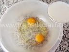 Gogosi cu gem preparare reteta - turnam laptele peste doua oua