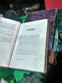 Libro antiguo en el desembalaje de Asturias
