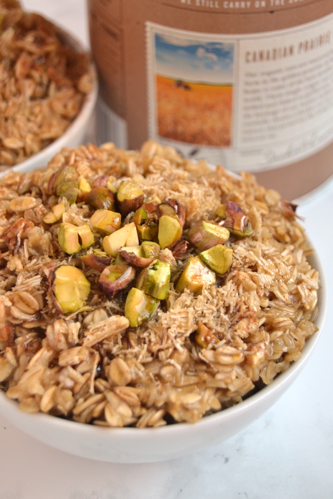 Baklava Oatmeal is a 5-minute hot breakfast with crunchy pistachios, sweet honey and crisp shredded wheat cereal that tastes like your favorite dessert! www.nutritionistreviews.com