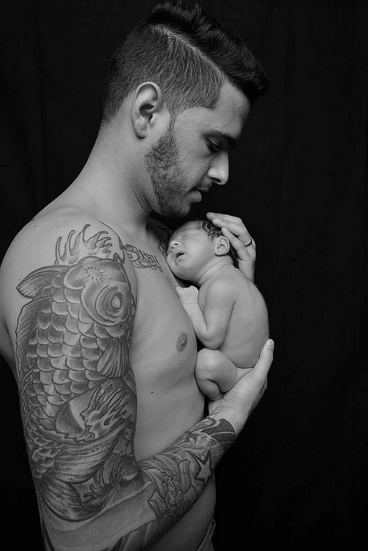 Bebé recusada devido às tatuagens do pai