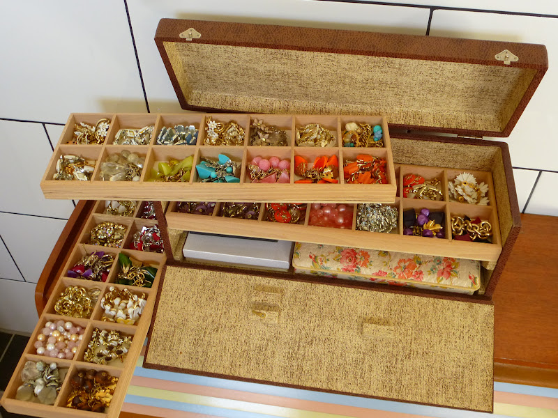 LOST IN THE 50's HOW TO STORE VINTAGE JEWELLERY