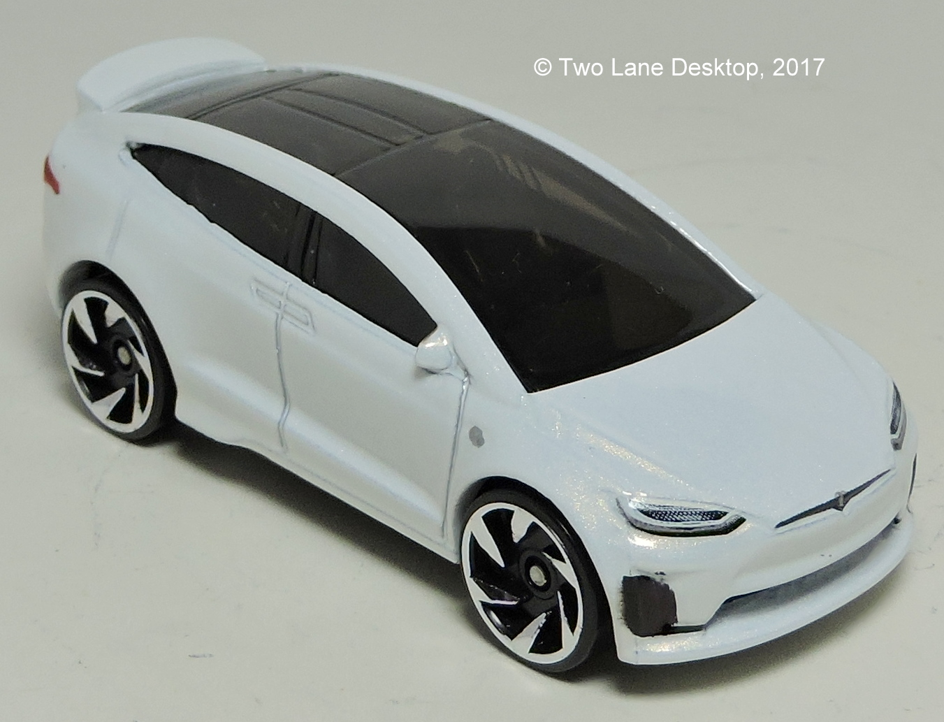 Hot Wheels Tesla Model X and Matchbox Fiat 500X