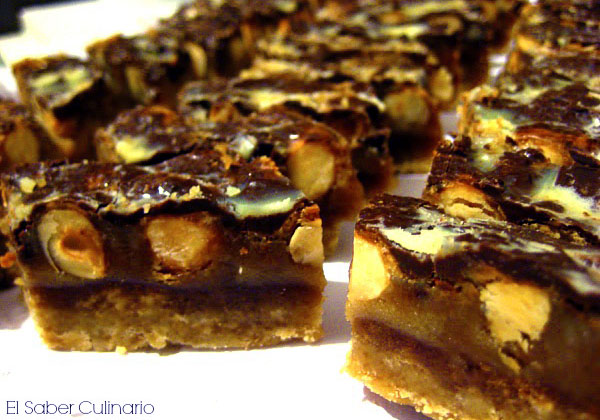 Barritas de turrón con caramelo, avellanas y chocolate