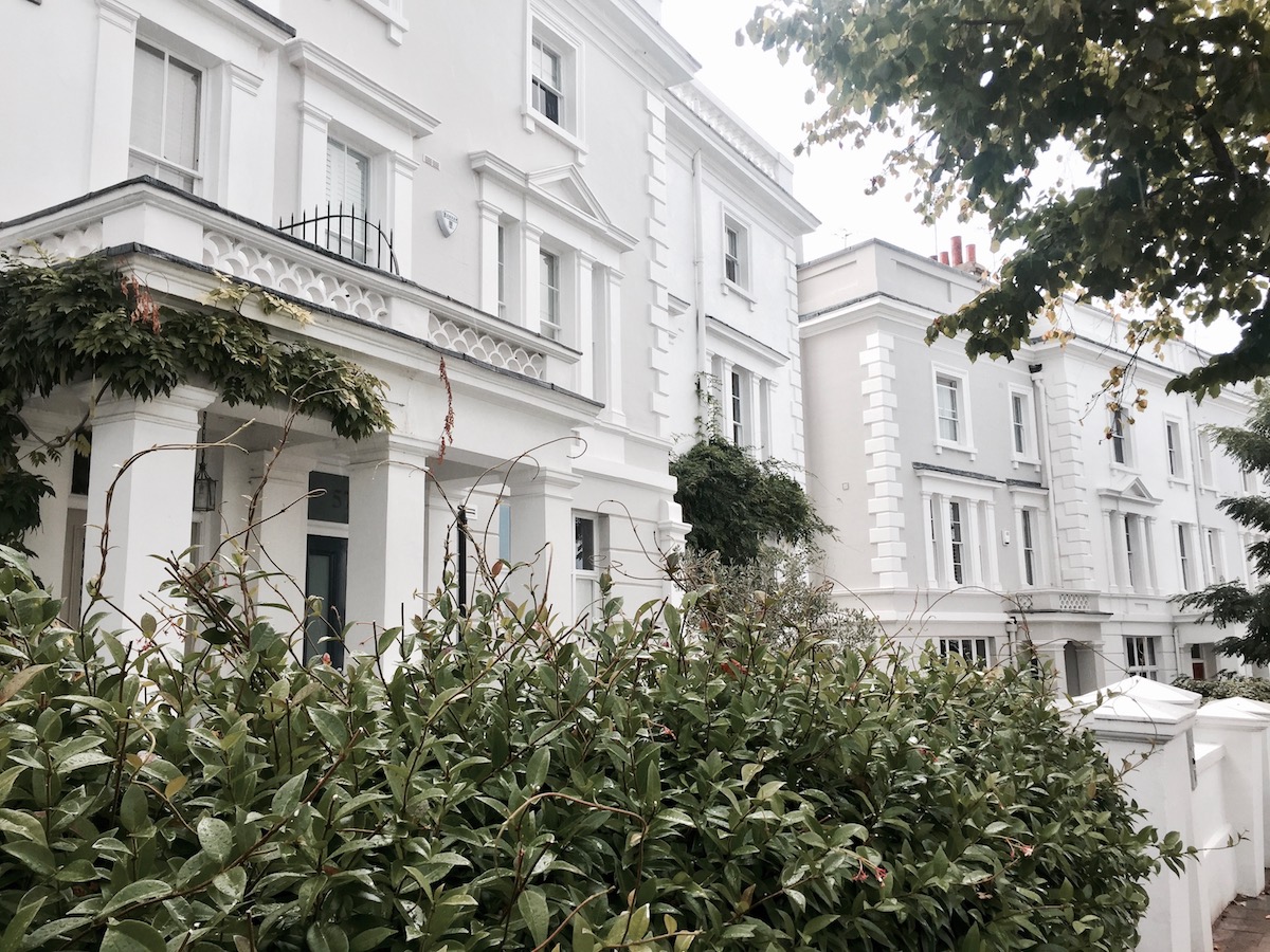 Notting Hill Walk Walking Route Tour Travel Diary perfekte Instagram Bilder London rosa Tür rosa Haus www.theblondelion.com