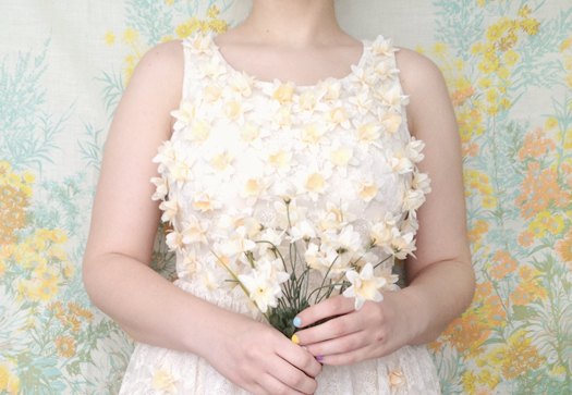 Cómo decorar un vestido con flores en Recicla Inventa