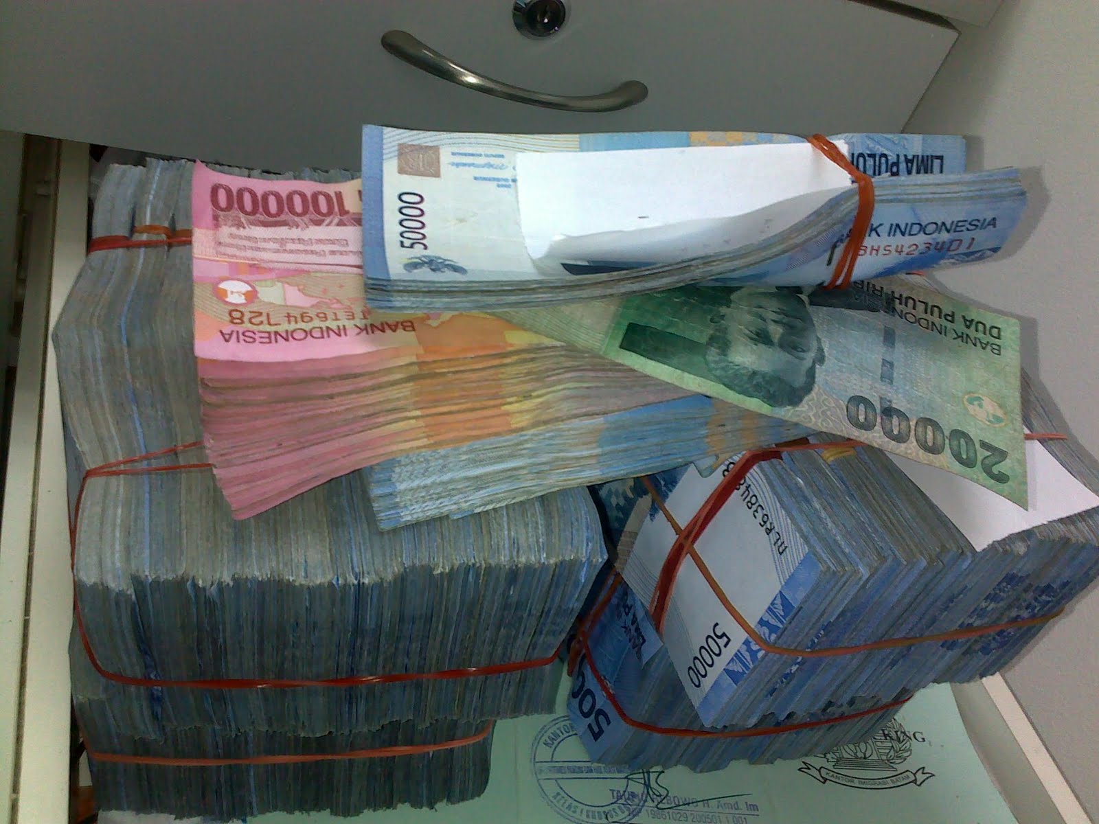 Menakjubkan 26+ Gambar Uang Banyak Di Atas Meja Sugriwa Gambar