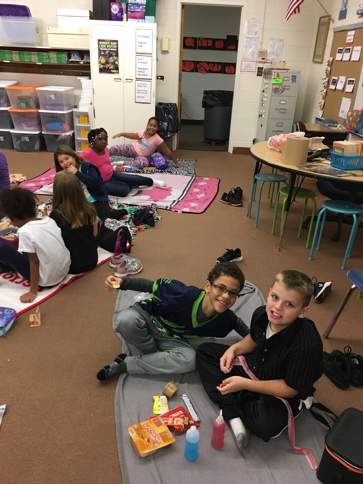 Talking Taylor Schools HOLLAND ELEMENTARY SCHOOL takes a break inside