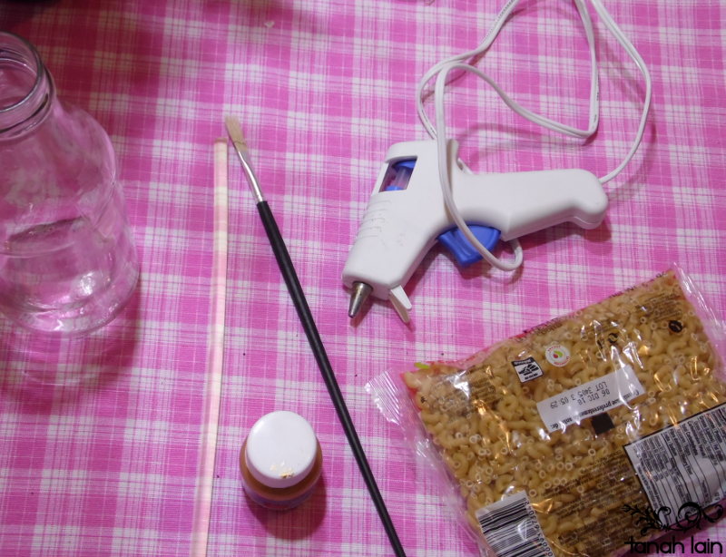 Florero reciclando una botella de jugo