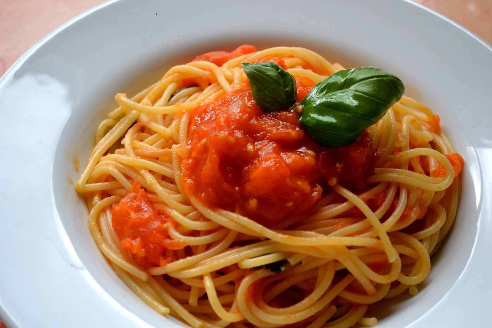 TUTTO FA BRODO: SPAGHETTI AL POMODORO ( Spaghetti à la sauce tomate)
