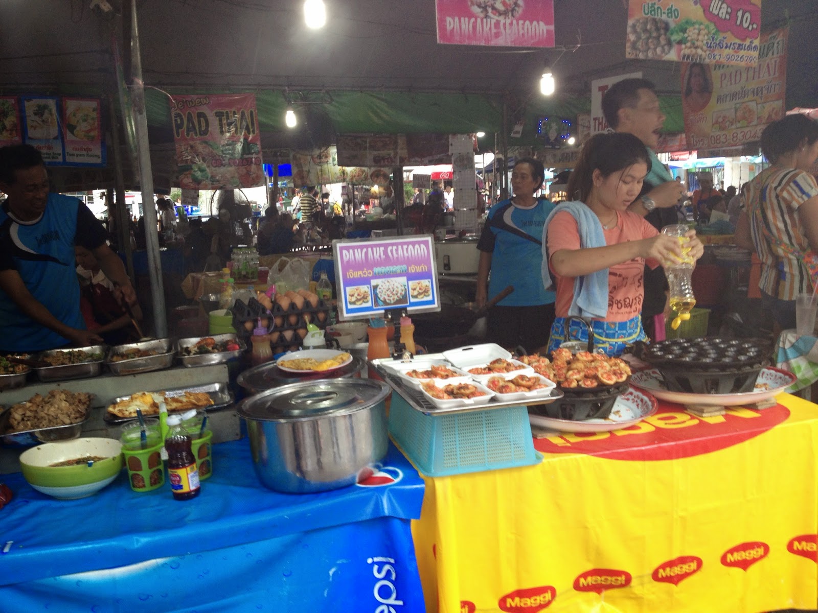 Bangkok - Food stalls at Chatuchak market