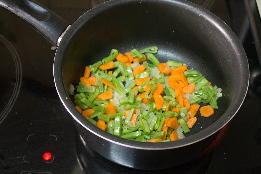 Sopa de verduras y tofu ahumado