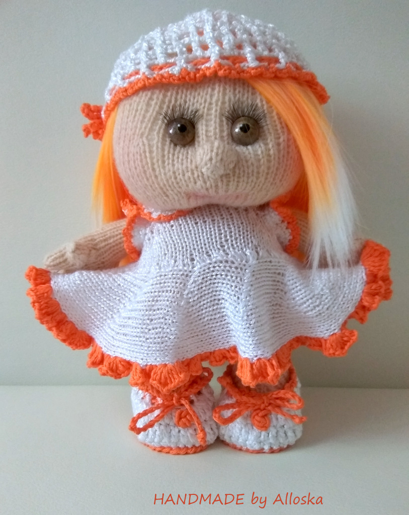Алиса из зайчика. Связать алису. Связать алису. Куколка алиса крючком. Вязаная игрушка чеширский кот.