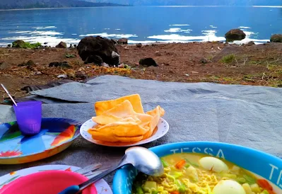 Makan siang, masakan porter dan guide kami di Danau Segara Anak, Gunung Rinjani