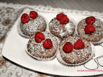 Muffinki z malinami i białą czekoladą - Zobacz przepis »