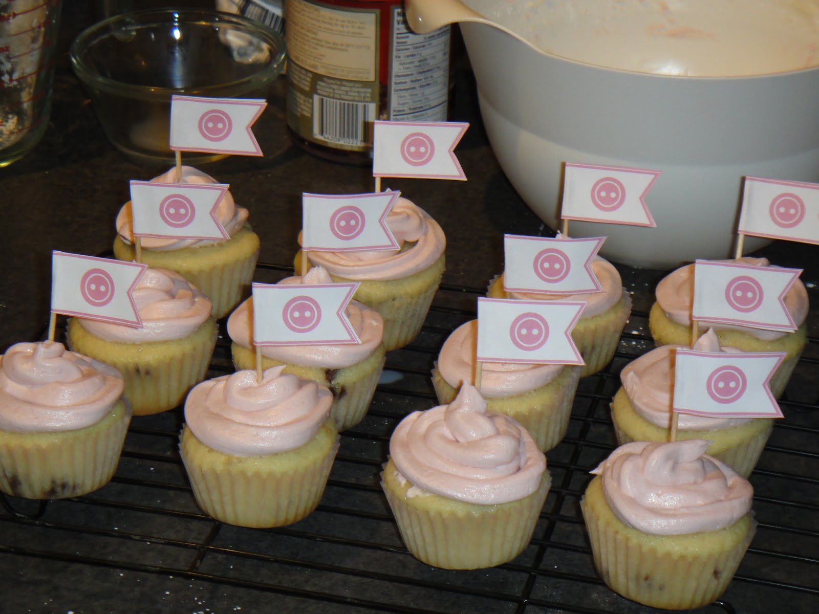 The Cozy Condo: Cupcake Flags with Free Template