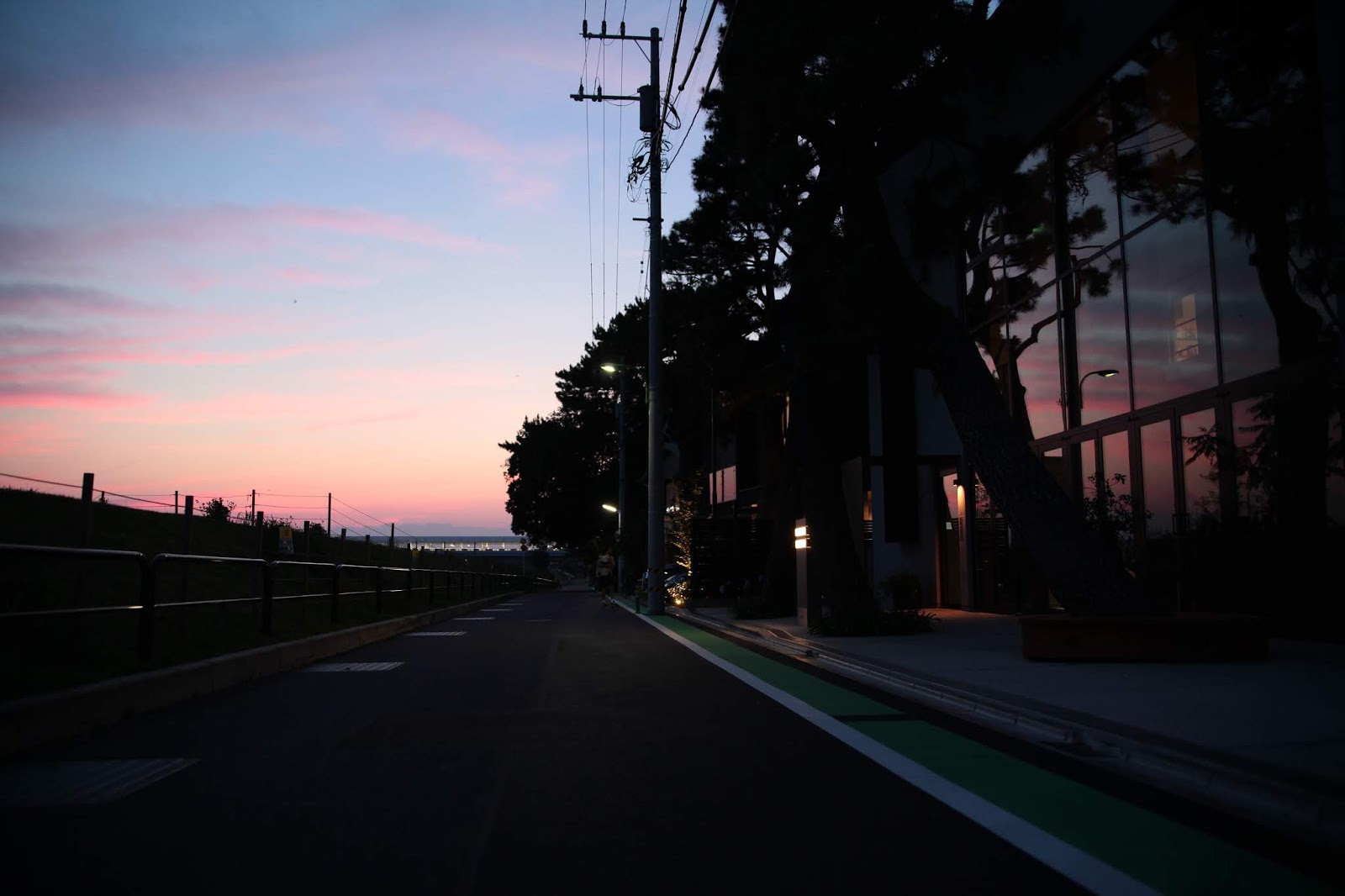 こどもたちのじかん 窓に映る夕焼け