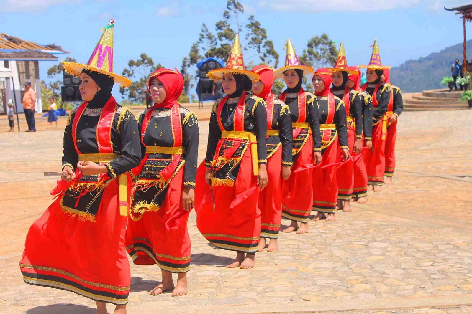 Kliping Gambar Tari Tradisional Adat Suku Daerah di 34 Provinsi SENI