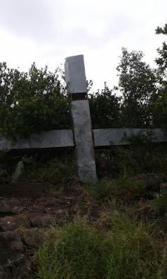 Cruz descuidada en la cima del Cerro Mbatovi