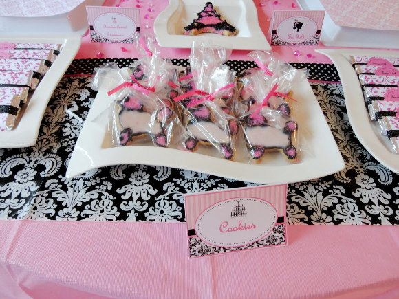 A Pink Glam Barbie Birthday Party - via BirdsParty.com