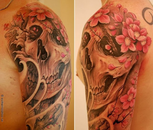 Uma coroa de flores de cereja sobre o crânio da tatuagem. Um contraste interessante e conceito, onde o crânio, sempre visto para ser feroz está emparelhado com o leve e pétalas de flor de cereja. (Foto: Fontes de imagem)