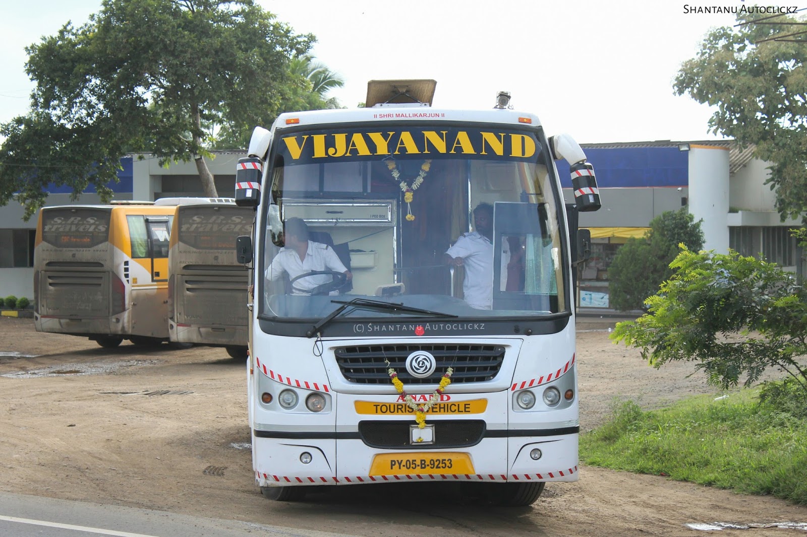 Shantanu Autoclickz VRL Varur built Ashok Leyland AC Sleeper