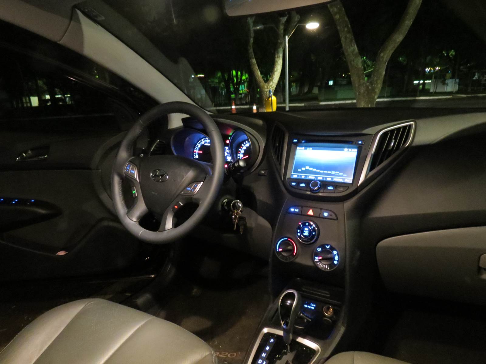 Hyundai HB20 1.6 Automático - interior - iluminação noturna