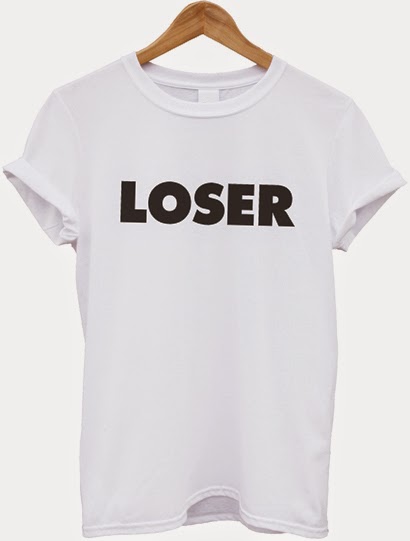 Знак лузера. Футболка лузер ловер. Loser надпись. Не loser футболка. Жест лузер.