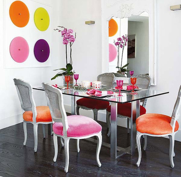 Desain Ruang Makan dengan Set Kursi Warna-Warni
