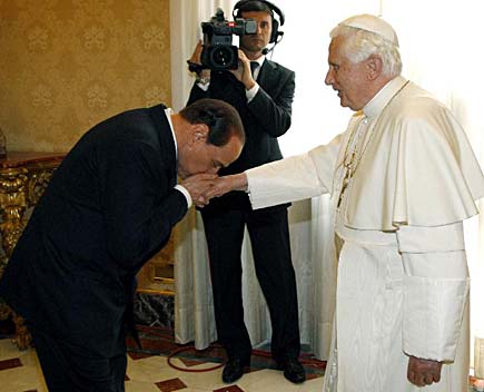 Berlusconi bacia la mano al papa