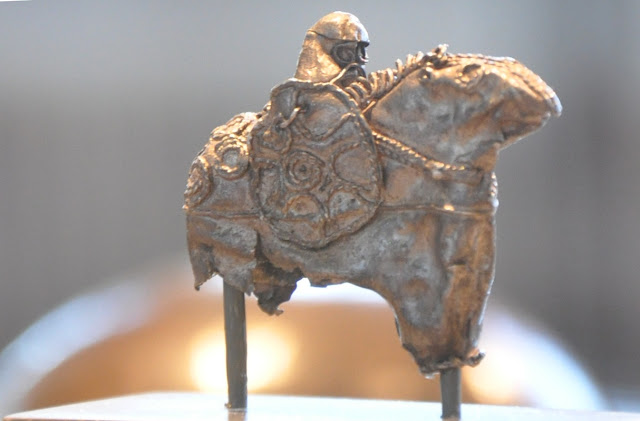 Fragment wczesnośredniowiecznej zausznicy odnalezionej w skarbie z Lisówka, przedstawiającej wojownika - rycerza piastowskiego