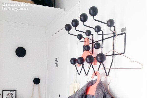 Perchero Eames bolas negras