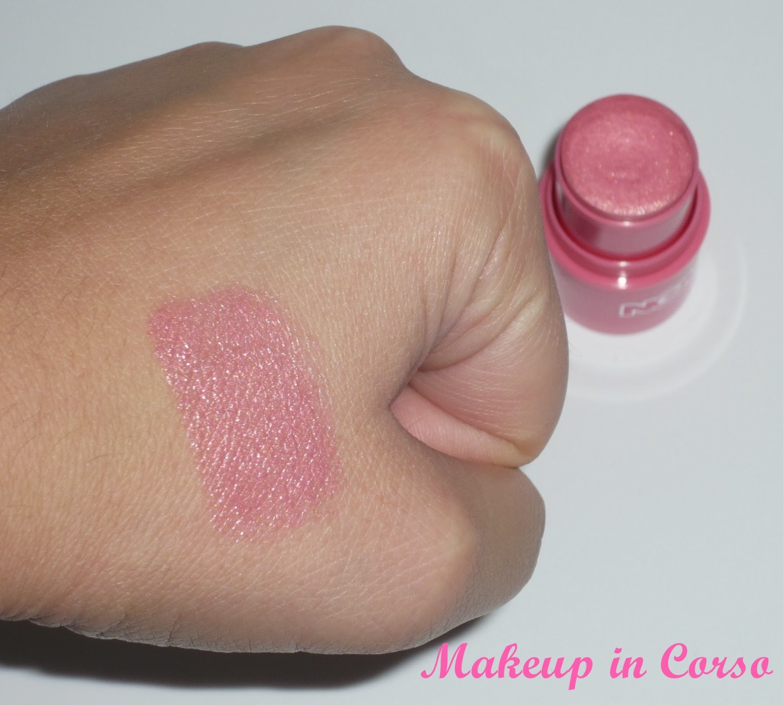 Makeup in Corso Blush in Stick Essence "Pretty in Pink"