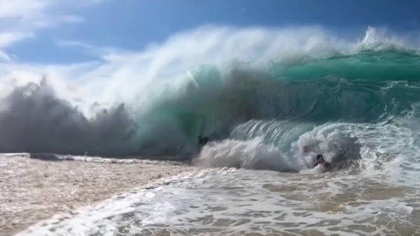 El calentamiento de los oceanos esta creando olas mas grandes. El calentamiento de los oceanos esta creando olas mas grandes.